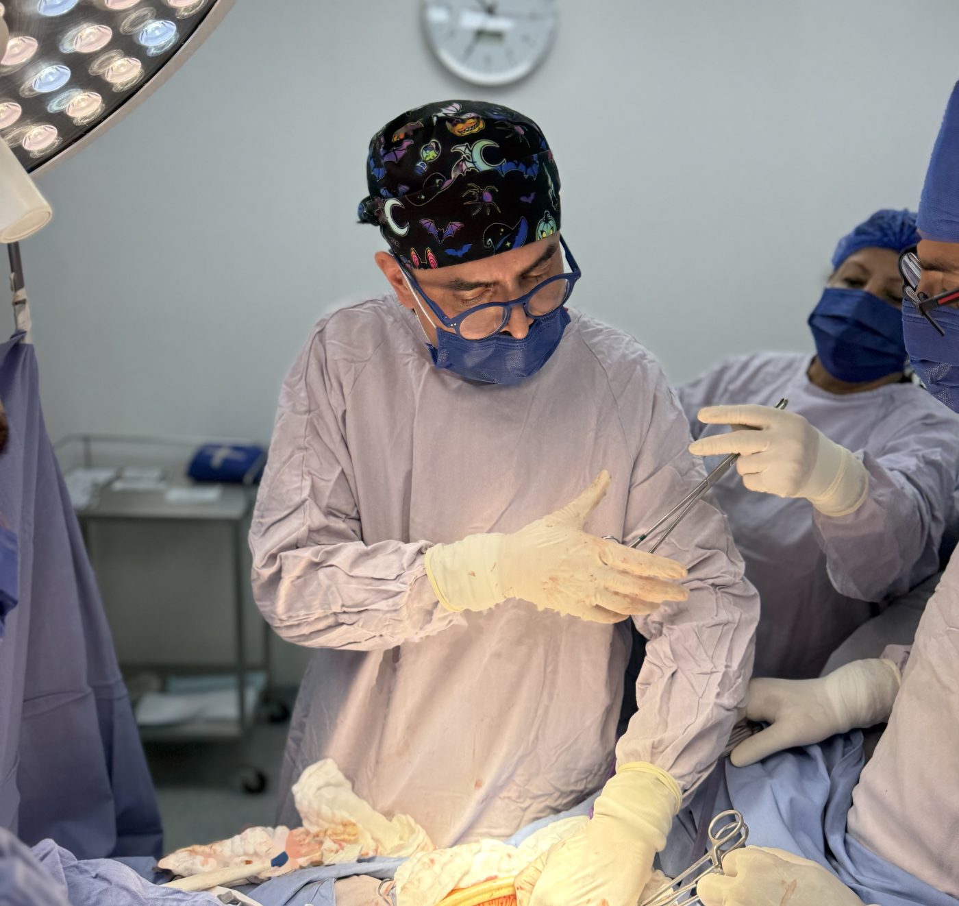 Dr. Corres operando con su equipo quirúrgico